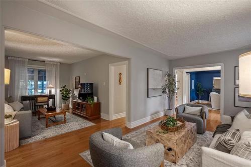 398 Kingston Cr, Winnipeg, MB - Indoor Photo Showing Living Room