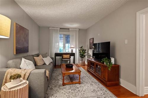 398 Kingston Cr, Winnipeg, MB - Indoor Photo Showing Living Room