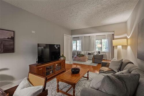 398 Kingston Cr, Winnipeg, MB - Indoor Photo Showing Living Room