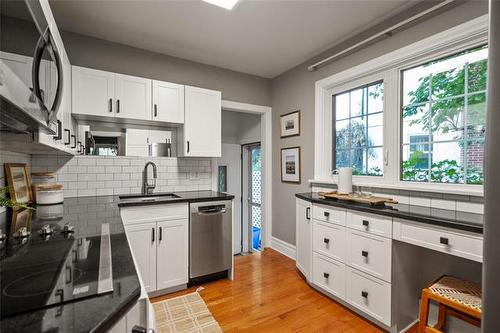 398 Kingston Cr, Winnipeg, MB - Indoor Photo Showing Kitchen With Upgraded Kitchen
