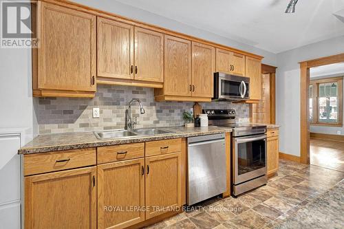 46 Rosebery Place, St. Thomas, ON - Indoor Photo Showing Kitchen With Double Sink