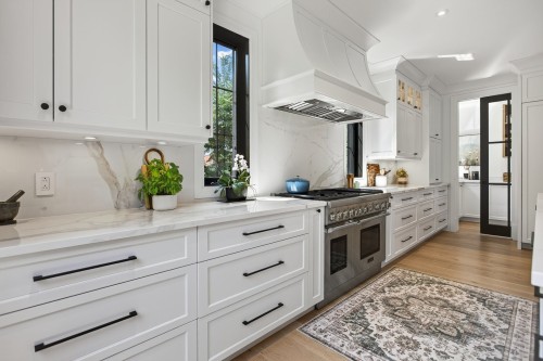 Cuisine - 3 Rue Cambridge, Baie-D'Urfé, QC - Indoor Photo Showing Kitchen With Upgraded Kitchen