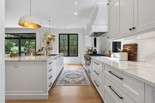 Cuisine - 3 Rue Cambridge, Baie-D'Urfé, QC - Indoor Photo Showing Kitchen With Upgraded Kitchen