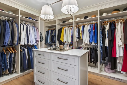 Penderie (Walk-in) - 3 Rue Cambridge, Baie-D'Urfé, QC - Indoor With Storage