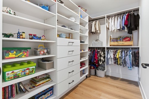 Penderie (Walk-in) - 3 Rue Cambridge, Baie-D'Urfé, QC - Indoor With Storage