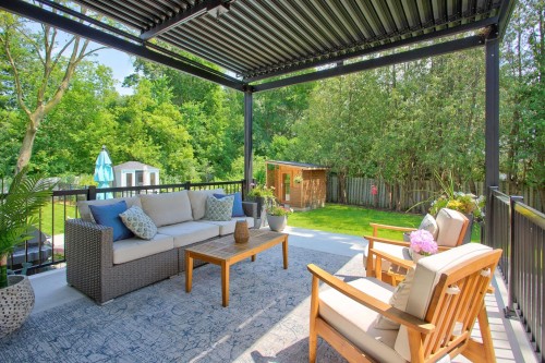 Cour - 3 Rue Cambridge, Baie-D'Urfé, QC - Outdoor With Deck Patio Veranda