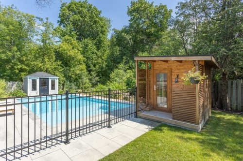 Cour - 3 Rue Cambridge, Baie-D'Urfé, QC - Outdoor With In Ground Pool