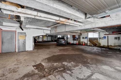 Garage - 11-4455 Av. Dupuis, Montréal (Côte-Des-Neiges/Notre-Dame-De-Grâce), QC - Indoor Photo Showing Garage