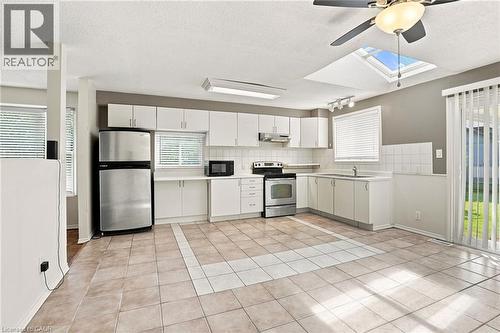24 Hill Street, Hamilton, ON - Indoor Photo Showing Kitchen