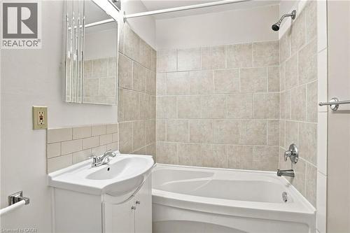 24 Hill Street, Hamilton, ON - Indoor Photo Showing Bathroom