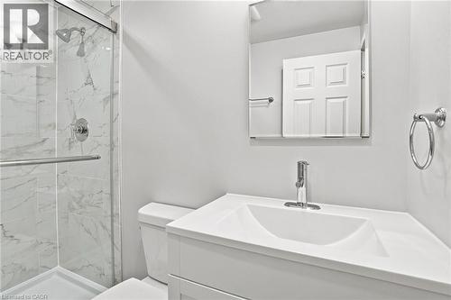 24 Hill Street, Hamilton, ON - Indoor Photo Showing Bathroom