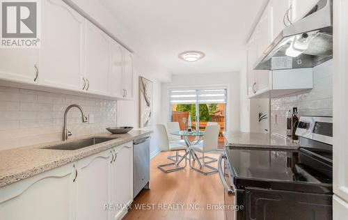 5239 Bushelgrove Circle, Mississauga, ON - Indoor Photo Showing Kitchen With Upgraded Kitchen