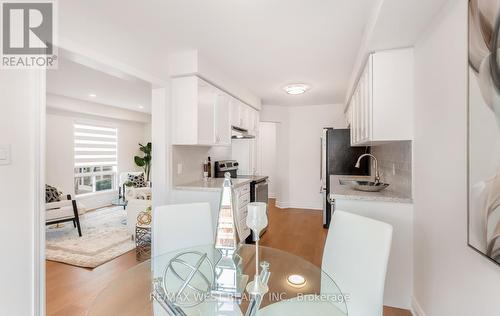 5239 Bushelgrove Circle, Mississauga, ON - Indoor Photo Showing Kitchen