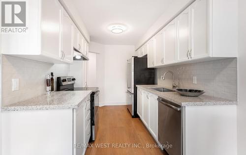 5239 Bushelgrove Circle, Mississauga, ON - Indoor Photo Showing Kitchen With Upgraded Kitchen