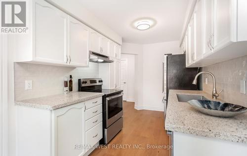 5239 Bushelgrove Circle, Mississauga, ON - Indoor Photo Showing Kitchen With Upgraded Kitchen