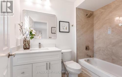 5239 Bushelgrove Circle, Mississauga, ON - Indoor Photo Showing Bathroom