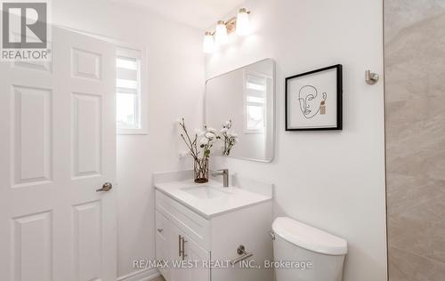 5239 Bushelgrove Circle, Mississauga, ON - Indoor Photo Showing Bathroom