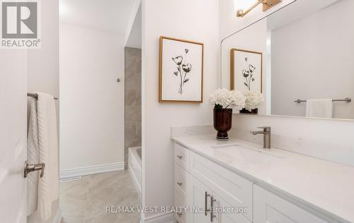 5239 Bushelgrove Circle, Mississauga, ON - Indoor Photo Showing Bathroom