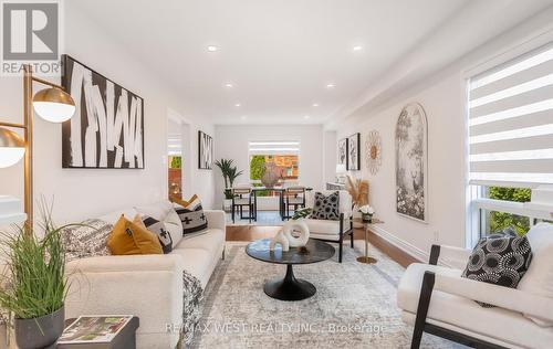 5239 Bushelgrove Circle, Mississauga, ON - Indoor Photo Showing Living Room