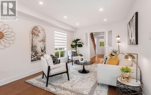 5239 Bushelgrove Circle, Mississauga, ON - Indoor Photo Showing Living Room