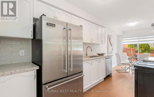 5239 Bushelgrove Circle, Mississauga, ON - Indoor Photo Showing Kitchen