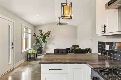 374 Shepherd Ave, Nanaimo, BC 