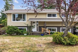 1925 Cougar Cres  Comox, BC V9M 2K4