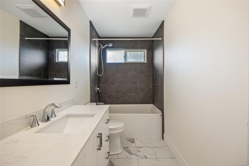 1925 Cougar Cres, Comox, BC 