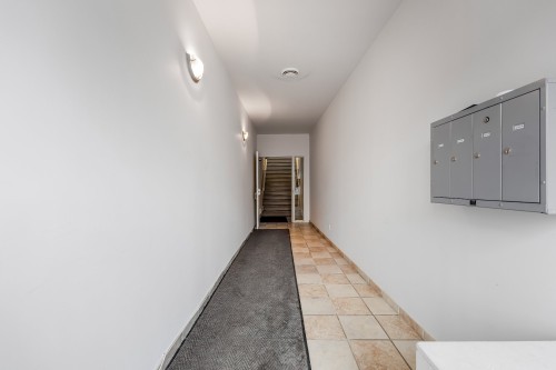 Hall d'entrée/Vestibule - 201-462 Rue St-Henri, La Prairie, QC - Indoor Photo Showing Other Room