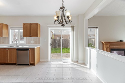 1015 Eager Road, Milton, ON - Indoor Photo Showing Kitchen