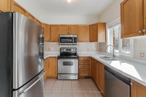 1015 Eager Road, Milton, ON - Indoor Photo Showing Kitchen With Double Sink