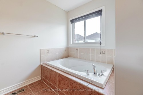 1015 Eager Road, Milton, ON - Indoor Photo Showing Bathroom