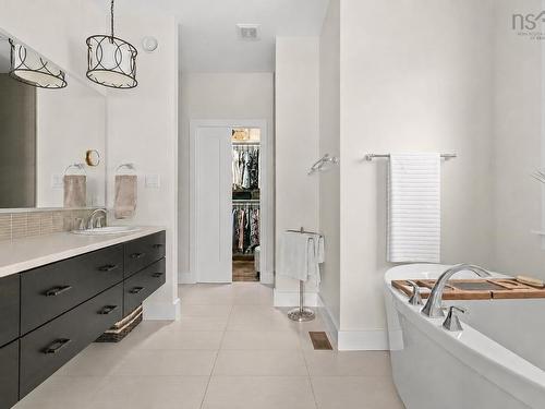 556 Duart Avenue, Fall River, NS - Indoor Photo Showing Bathroom