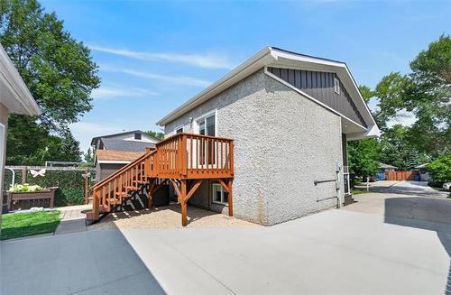 110 Laurent Dr, Winnipeg, MB - Outdoor With Exterior