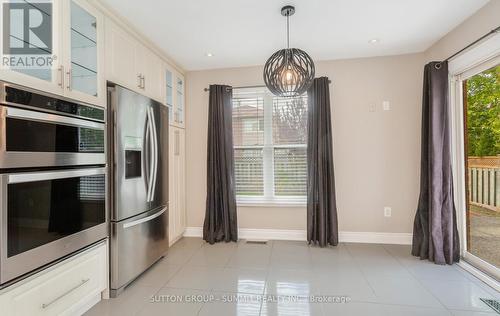 7136 Baywood Court, Mississauga, ON - Indoor Photo Showing Kitchen