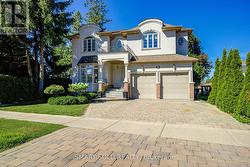 6 BRILL CRESCENT Toronto, ON M2R 2X3