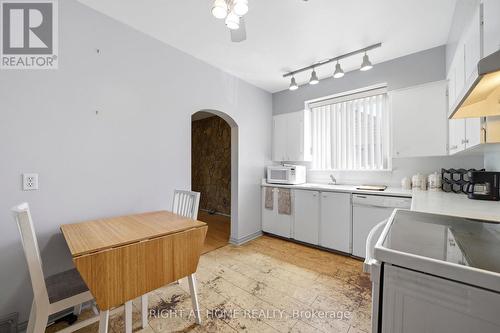 1290 Strathy Avenue, Mississauga, ON - Indoor Photo Showing Kitchen With Double Sink