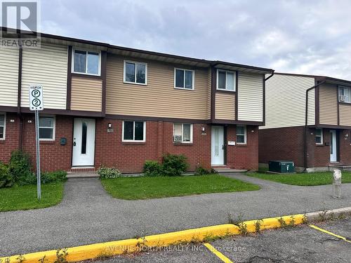 1352 FOXWELL STREET  Ottawa, ON K1B 5J2