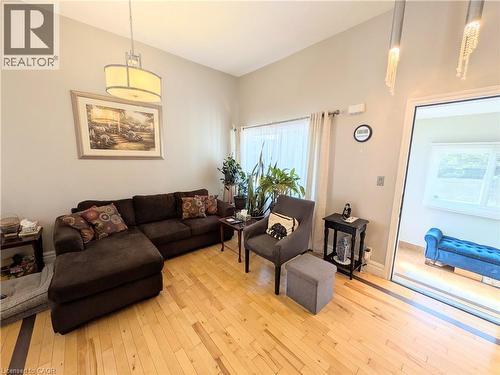 7 Campbell Avenue, Hamilton, ON - Indoor Photo Showing Living Room