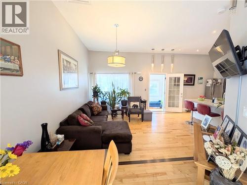 7 Campbell Avenue, Hamilton, ON - Indoor Photo Showing Living Room