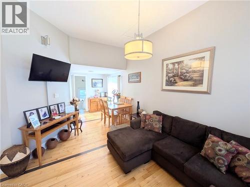 7 Campbell Avenue, Hamilton, ON - Indoor Photo Showing Living Room