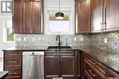 215 Padget Crescent, Saskatoon, SK - Indoor Photo Showing Kitchen With Upgraded Kitchen