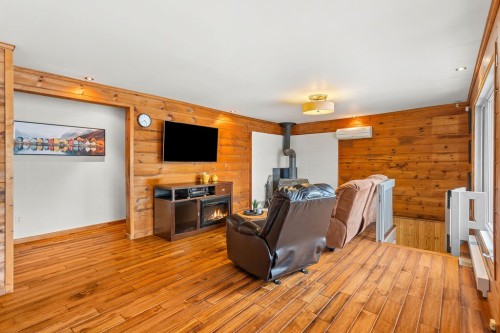 Salon - 4320 Rue Laval, Chertsey, QC - Indoor