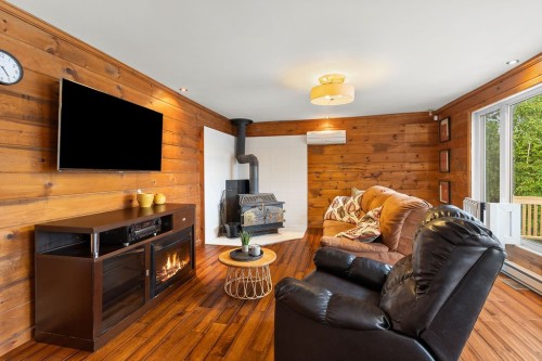 Salon - 4320 Rue Laval, Chertsey, QC - Indoor With Fireplace