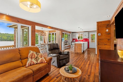 Salon - 4320 Rue Laval, Chertsey, QC - Indoor Photo Showing Living Room