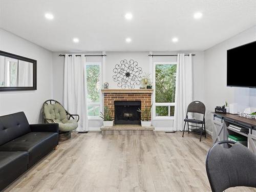 96 Gables Crt, Winnipeg, MB - Indoor Photo Showing Living Room With Fireplace