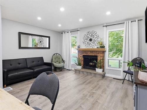 96 Gables Crt, Winnipeg, MB - Indoor Photo Showing Living Room With Fireplace