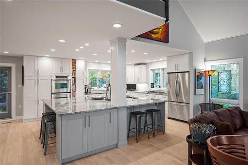 5 Red River Pl, St Andrews, MB - Indoor Photo Showing Kitchen With Upgraded Kitchen