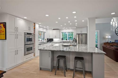 5 Red River Pl, St Andrews, MB - Indoor Photo Showing Kitchen With Upgraded Kitchen