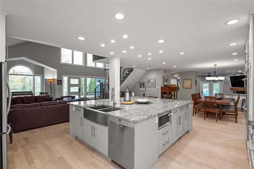 5 Red River Pl, St Andrews, MB - Indoor Photo Showing Kitchen With Double Sink With Upgraded Kitchen